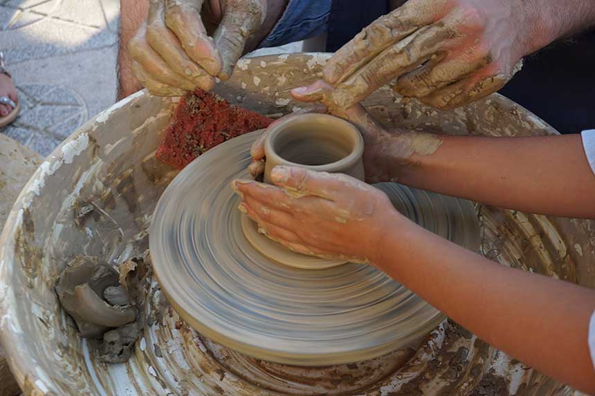 TALLER DE TORNO Y VISITA AL MUSEO DE ALFARERÍA